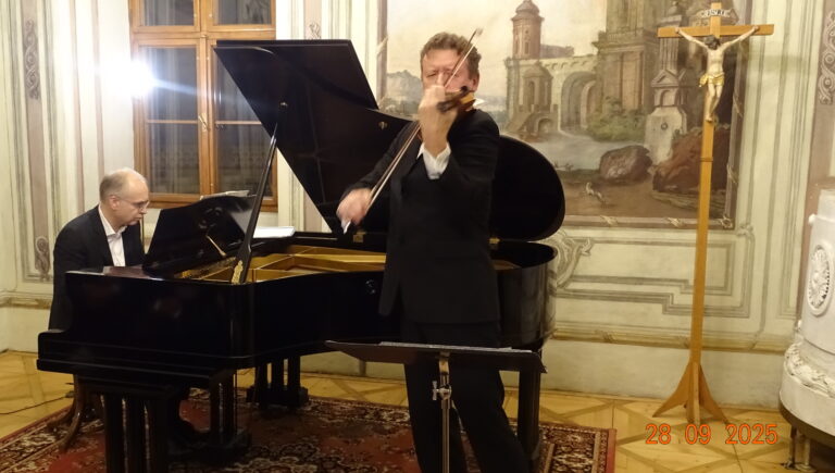 houslista Ivan Ženatý a klavírista Martin Kasík.